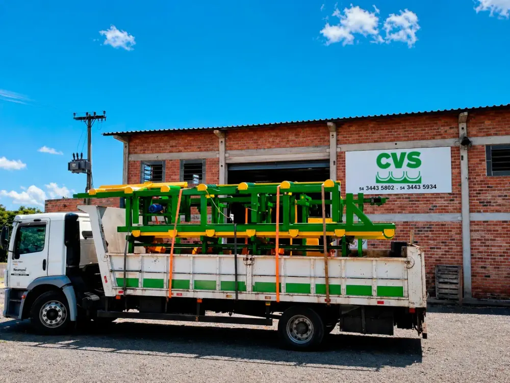 Caminhão carregado saindo da fábrica da CVS em Guaporé/RS